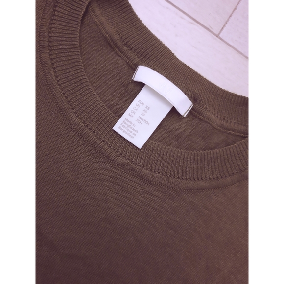 ✨3/$15 H&M | Olive Green Long Sleeve Top - Picture 3 of 3